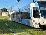 Une rame de tramway U 52600 à la station "Evry-Courcouronnes - Centre Ville - Université" de la ligne 12 Express du tramway d'Île-de-France