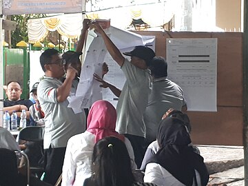 Proses penghitungan suara pada TPS 100 Jakarta Utara