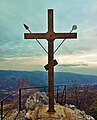 Крест над монастырем с видом на Рилу