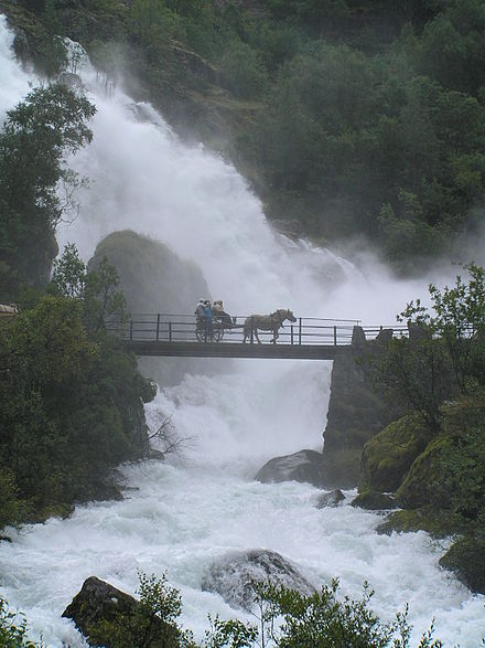 Approach to the glacier