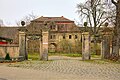 Wirtschaftshof und seine Gebäude, dort befindlicher Brüstung mit Brunnen, zwei Toranlagen sowie Schlossgarten (sogenannter Rosengarten) mit vier Gartenpavillons, fünf Wasserbecken einschließlich dazugehörigen Brunnenplastiken, Treppenanlage und Brücke, Gutspark, ehemaliger Küchengarten und Linde vor der Toranlage des Wirtschaftshofes, dazu Einfriedungen und Balustraden (Einzeldenkmale der Sachgesamtheit 09300310)