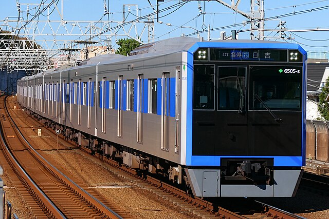 A Toei 6500 series train at Tamagawa Station