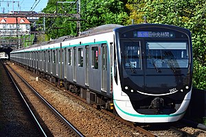 田園都市線で使用されている2020系（2019年5月30日 田奈駅）