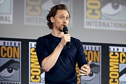 Loki karakterini canlandıran Tom Hiddleston Comic-Con'da konuşma yapıyor