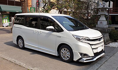 Toyota noah. Тойота Ноах гибрид. Тойота Ноах гибрид 2014. Тойота гибрид минивэн 2014 Ноах. Тойота Ноах 2019.