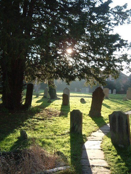 File:Tring Churchyard - geograph.org.uk - 89848.jpg