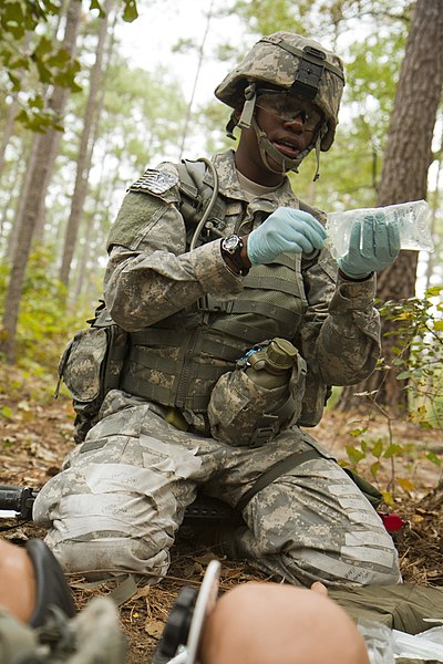 File:U.S. Army Spc. Shaniqua King, an Expert Field Medical Badge (EFMB) candidate with the 257th Dental Company (Area Support), prepares a bag of fluid during the EFMB competition at Fort Bragg, N.C., Oct. 29, 2013 131102-A-KS175-013.jpg