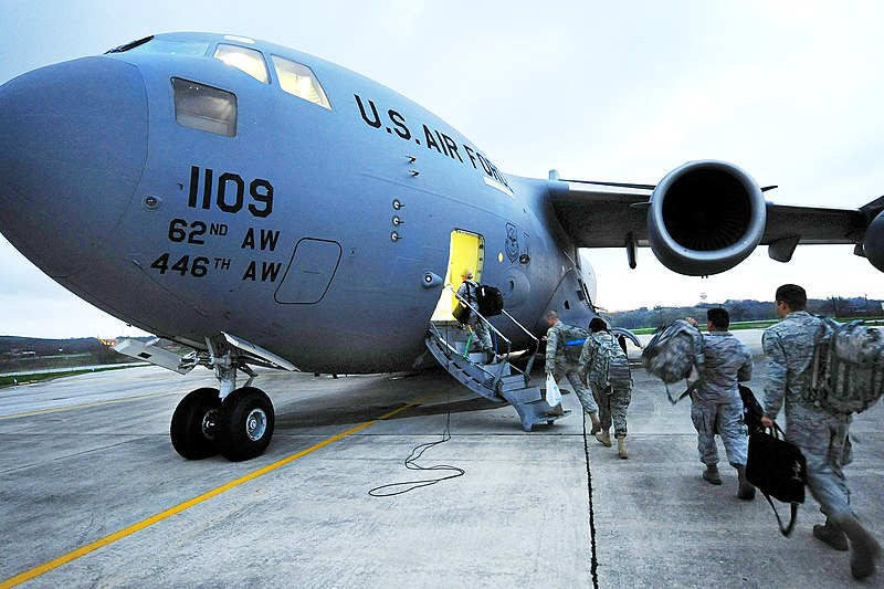 File:USAF airmen board C-17 for Chile at SKF 2010-03-08.jpg