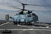 Helikopter Kamov Ka-27 AL Ukraina di atas dek USS Donald Cook