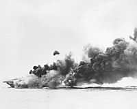 1945年4月7日、「ハンコック」に特攻機が命中