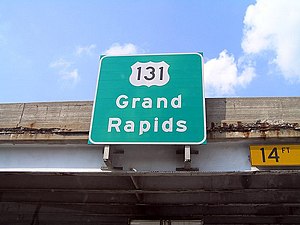 [Obrazek: 300px-US_131_overhead_bridge_sign,_Grand_Rapids.jpg]