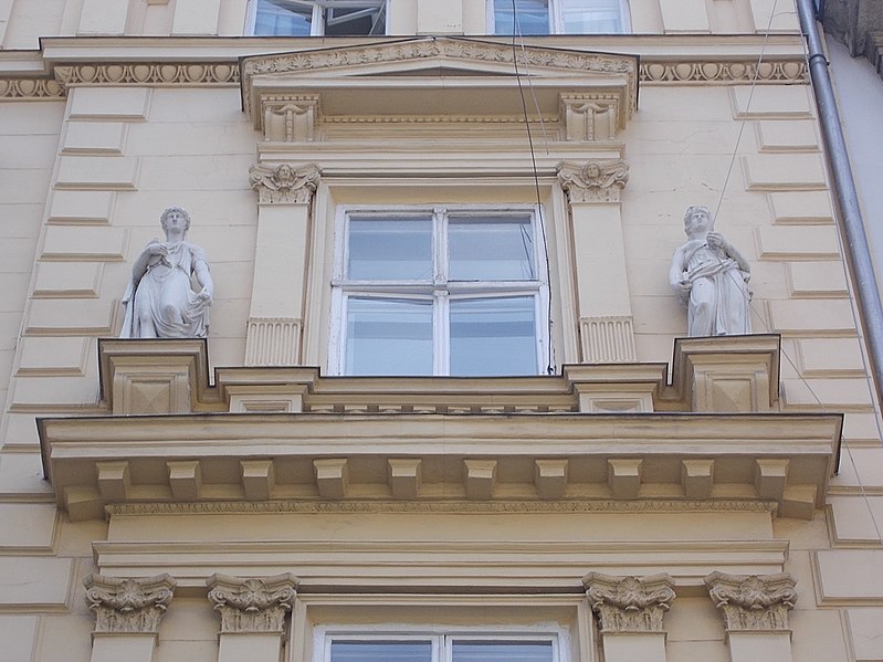 File:Váci Straße 79, R zwei Statuen, 2021 Belváros-Lipótváros.jpg