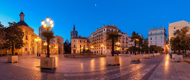 File:Valencia - Plaza de la Virgen 01.jpg