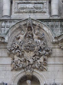 The emblem of the University of Valladolid sculpted into the facade of the School of Law Vallad Universidad fachada2 lou 01.JPG