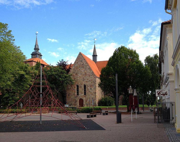 File:Varel Schlossplatz Schlosskirche.jpg