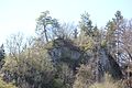 Blick nach Nordwesten. Zwischen den beiden Felspartien sind die Reste der Burgmauer erkennbar.