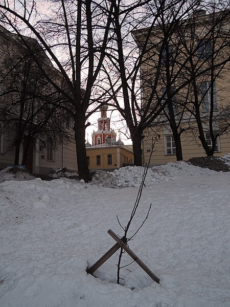 File:View at Church of the Theotokos of the Sign in Sheremetev Dvor from Moscow university 01 by shakko (2013, February).JPG