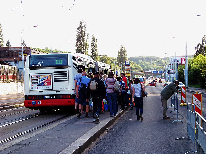 File:Vozovna Motol, autobus X-9 v tramvajové zastávce.jpg