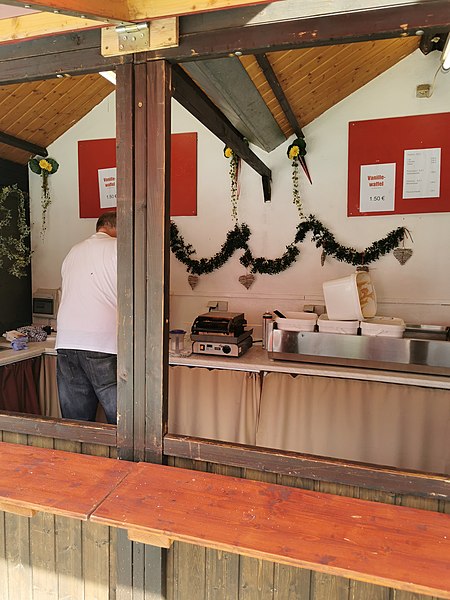 File:Waffeln am Stiel in Tauberbischofsheim am Marktplatz.jpg