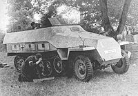 Opravy pohonu "Šedého vlka", německého obrněného transportéru SdKfz 251 ukořistěného povstalci ze skupiny VIII "Krybar" u Aleja Na Skarpie dne 14. srpna 1944 od 5. divize SS "Viking"