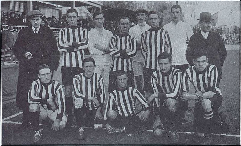 File:West Auckland Wanderers XI in Barcelona in 1912.jpg