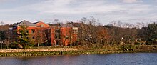 Die Westport Library, aufgenommen von der gegenüberliegenden Seite des Saugatuck River.