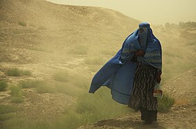 Afganistanilainen nainen burqaan pukeutuneena.
