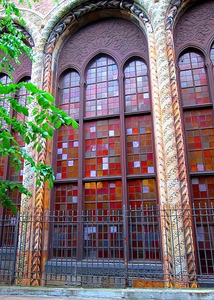 File:Yeshiva University Zysman Hall north facade center window.jpg