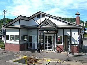 Yunotai-Station-waiting room.jpg