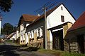 Čeština: Domy u louky ve vesnici Zhoř, kraj Vysočina English: Buildings in the village of Zhoř, Vysočina Region, CZ