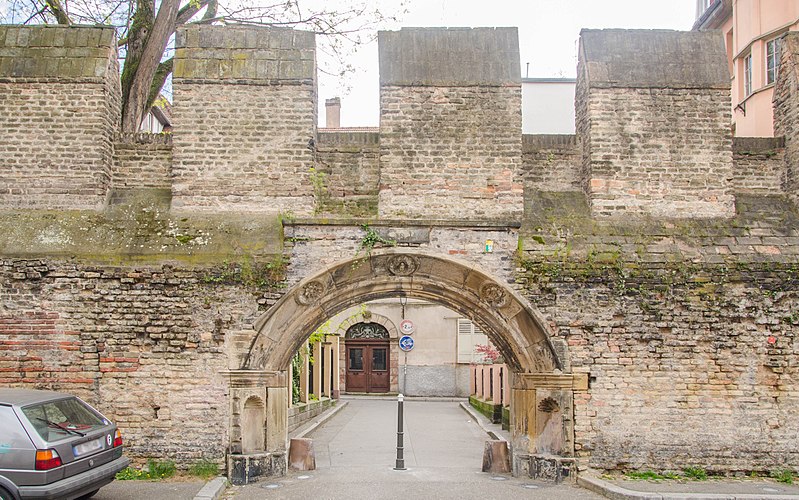 File:(Fausse) Porte de l'enceinte médiévale de Strasbourg (39416603550).jpg