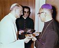 Óscar Arnulfo Romero meets Pope Paul VI.jpg