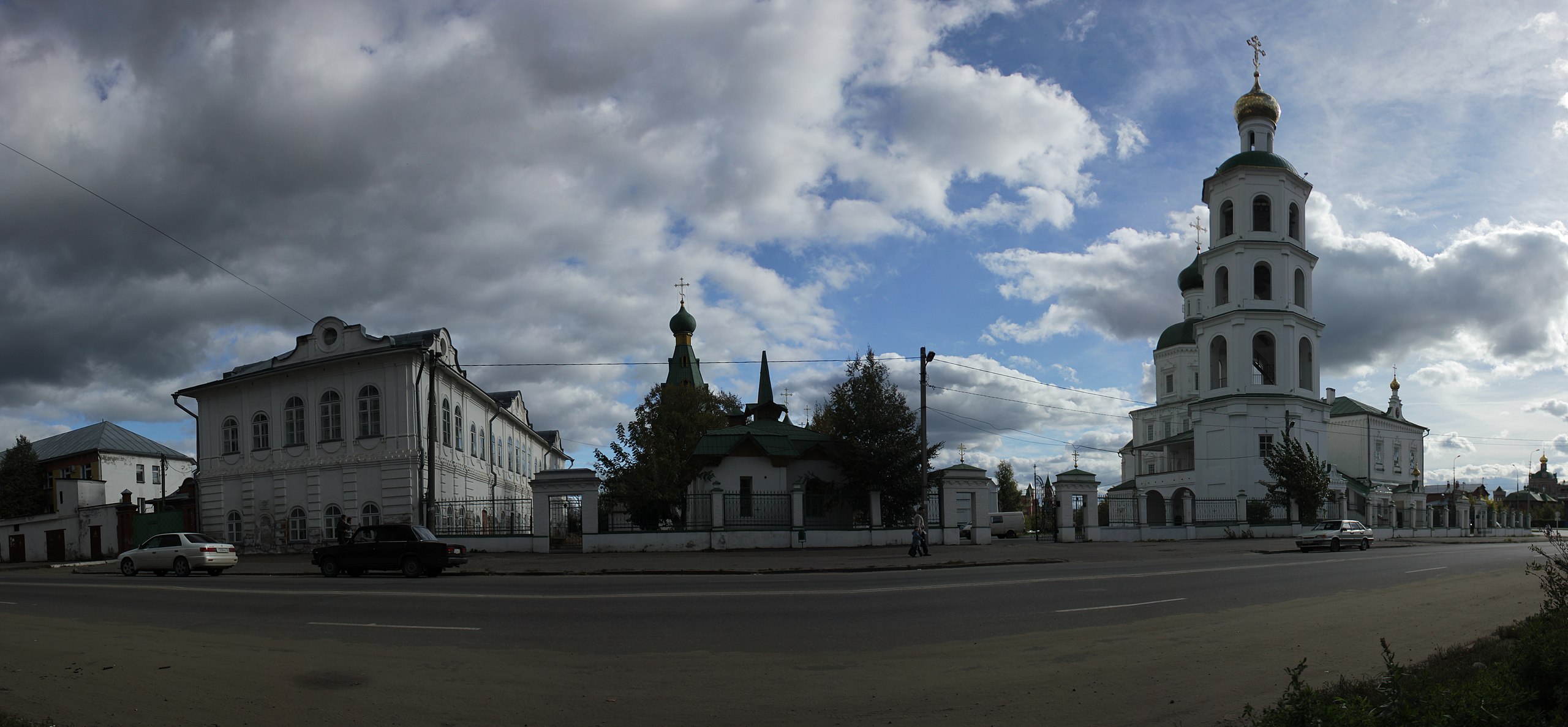 Файл:Дом Пчелиных(слева) и Вознесенская церковь(справа).jpg — Путеводитель  Викигид Wikivoyage