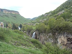 Вид на Скалистый хребет у Медовых водопадов.