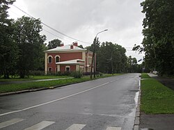 Calle Prudovaya (Peterhof).  Vista desde la avenida de San Petersburgo