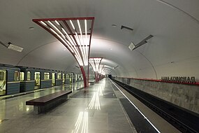 Станция метро Алма-Атинская, свет от дуг (съёмка справа).JPG