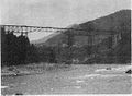 神岡軌道猪谷 - 東猪谷間の神通川横断橋（所在：婦負郡細入村猪谷）。撮影当時の軌道運営事業者は三井鉱山株式会社であった。
