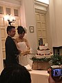 結婚式を挙げる夫婦