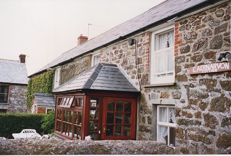 File:-1994-08-10 Caernarvon Cottage, Lizard (1).jpg