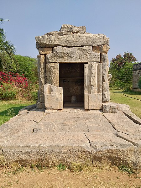 File:12th century Mahadeva temple, Itagi, Karnataka India - 39.jpg