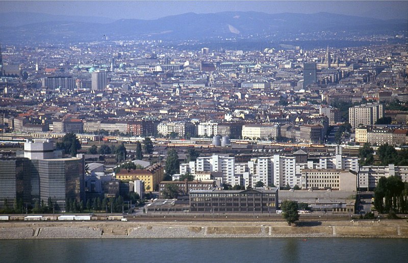 File:196R12180890 Blick vom Donauturm, Handelskai, links Gebäude der Pensionsversicherung Bildmitte Frachtenbahnhof.jpg