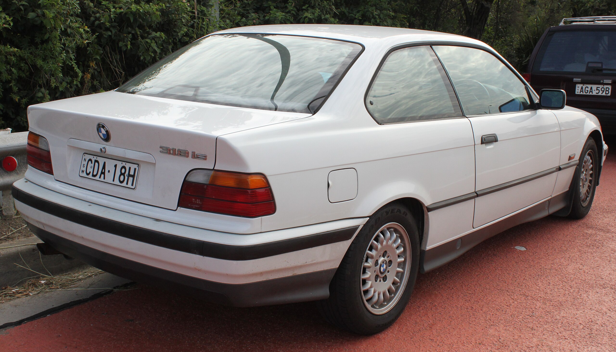 Fichier:1994 BMW 318is (E36) coupe (23805534193).jpg — Wikipédia