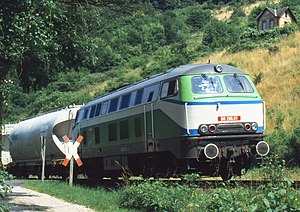 DH 280.01 im August 2001 mit der grün-grauen Farbgebung der Bahngesellschaft Waldhof AG bei Stromberg vor einem Kalkgüterzug.