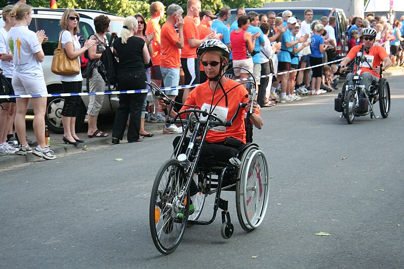 File:2010-06-25 13 Münzlauf - Behinderte Sportler mit Handbike.jpg