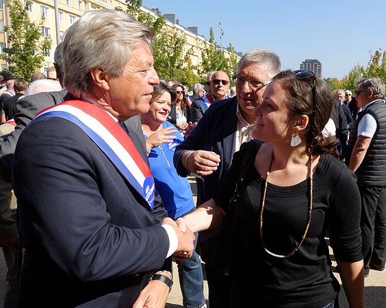 Alain Joyandet, sénateur de la Haute-Saône, en discussion avec Maude Clavequin et Francis Cottet, conseillers régionaux.