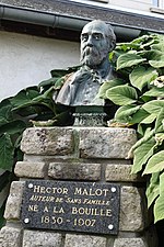 Monument à Hector Malot (1866), bronze, La Bouille, square Hector-Malot.