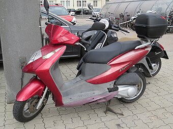 2017-09-28 (238) Honda Dylan at Bahnhof Krems an der Donau, Austria.jpg