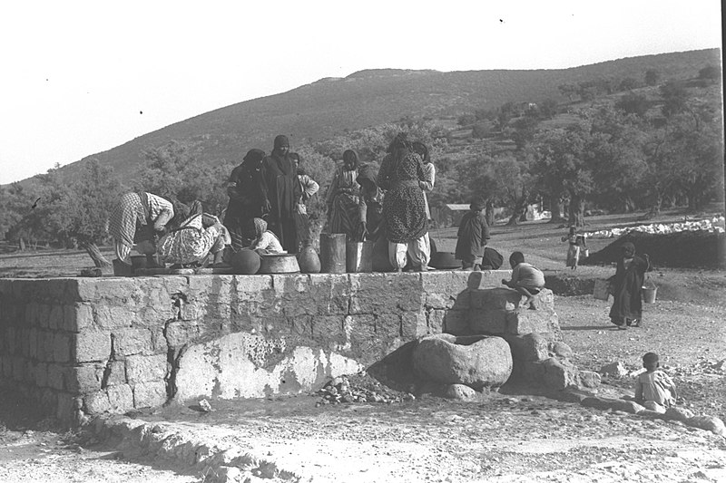 File:ARAB WOMEN AT A VILLAGE WELL. נשים ערביות שואבות מים מהבאר ליד הכפר..jpg