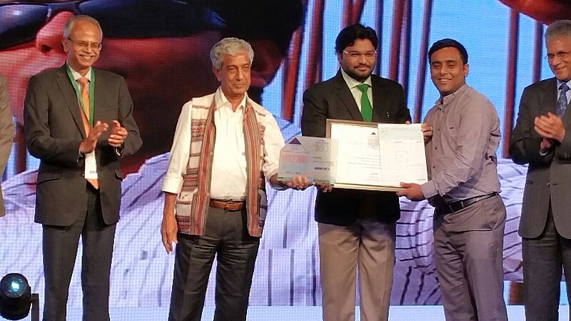 File:Abhishek Dutta Architect winning Saint Gobain Housing Innovation Challenge 2015 from Babul Supriyo Govt. of India.jpg