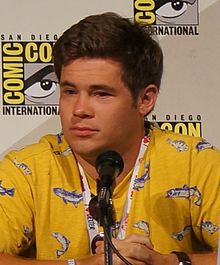 Adam Devine 2013 (bijgesneden).jpg